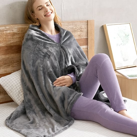 Couverture chauffante femme sur lit