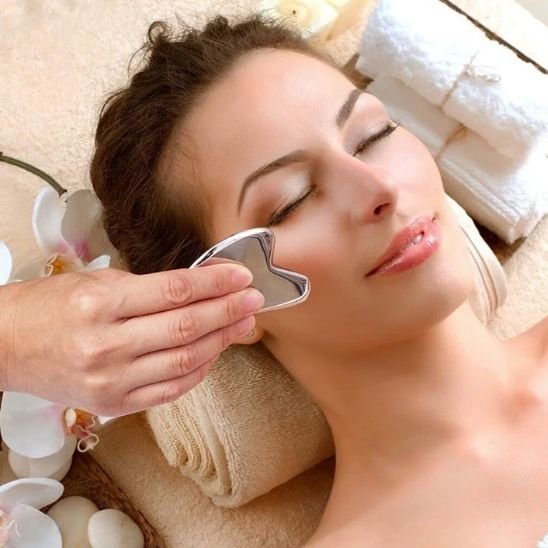 gua sha visage femme apaisant en acier 