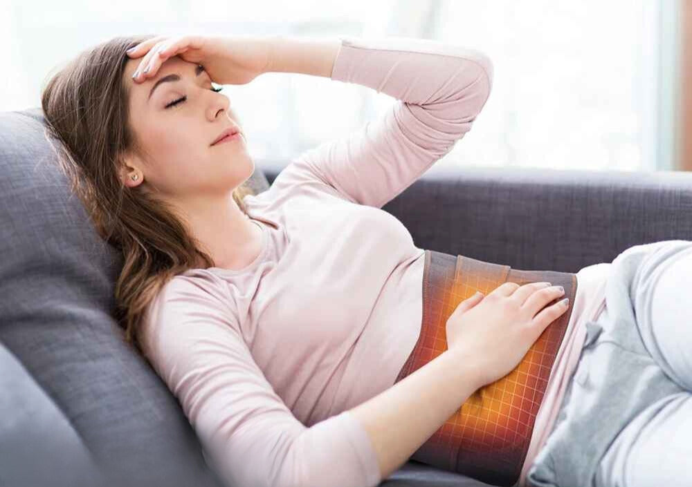 masseur dos chauffant femme utilise crampes ventre