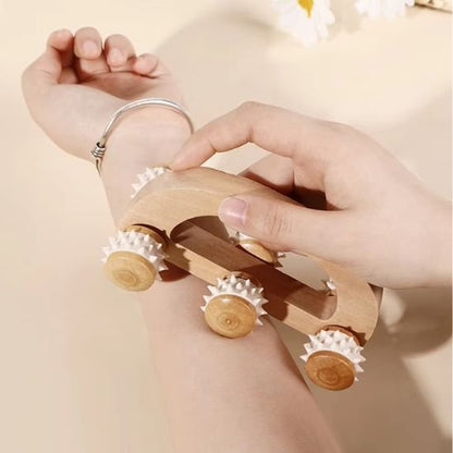 rouleau de massage en bois sur le bras