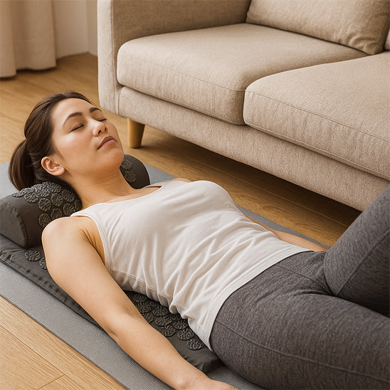 tapis d acupression noir relaxation musculaire a la maison